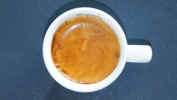 Crema con tonos amarillos, con exceso de burbujas y poca duración