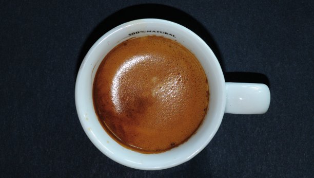 Crema oscura con burbujas