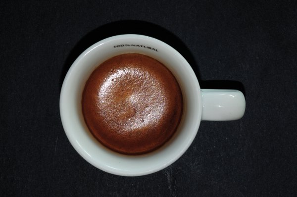 Crema muy oscura, muy sólida, sin matices y demasiado consistente