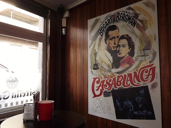 Sentirse Humphrey Bogart o Ingrid Bergman disfrutando un café Bombón en Villalba