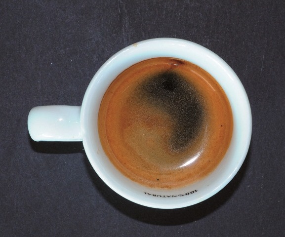 Crema clara, sin consistencia y de baja duración, incluso puede tener un agujero negro