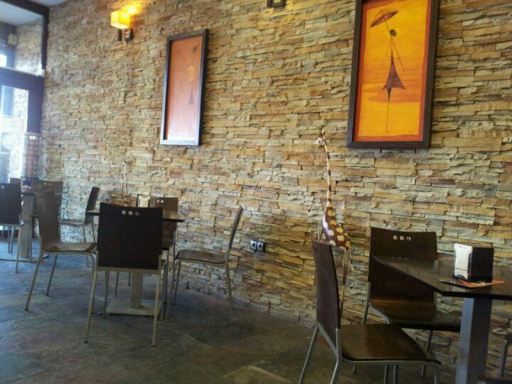 Cafetería confortable con una amplia variedad de combinados de café y tartas