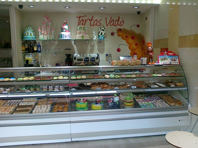 Pasteles y tartas artesanales acompañados de un espresso BOU