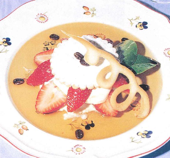 Tablé de mousse al licor de café con fresas y coulis de café fresco