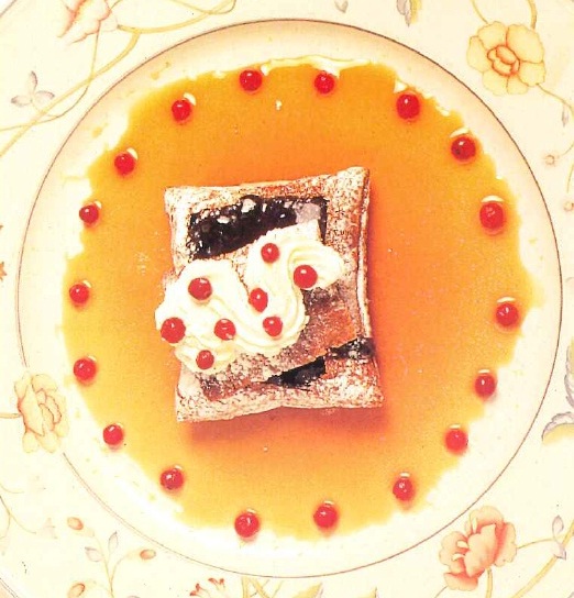 Hojaldre de arándanos con nata y salsa de café