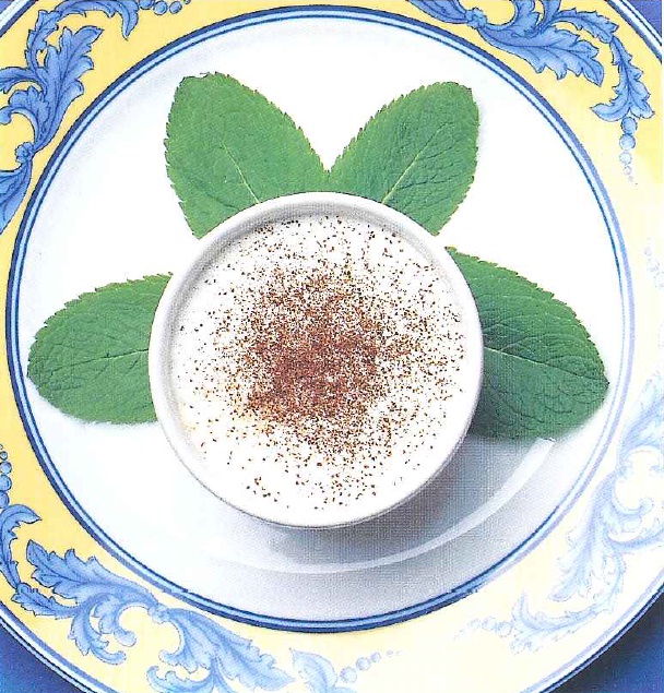 Pequeña taza de turrón y café