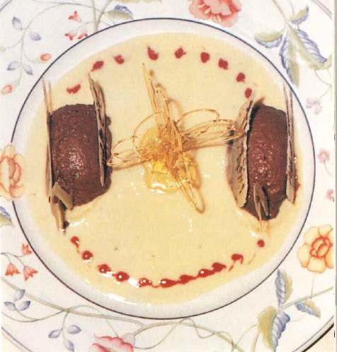 Mousse de café sobre fondo de crema de vainilla