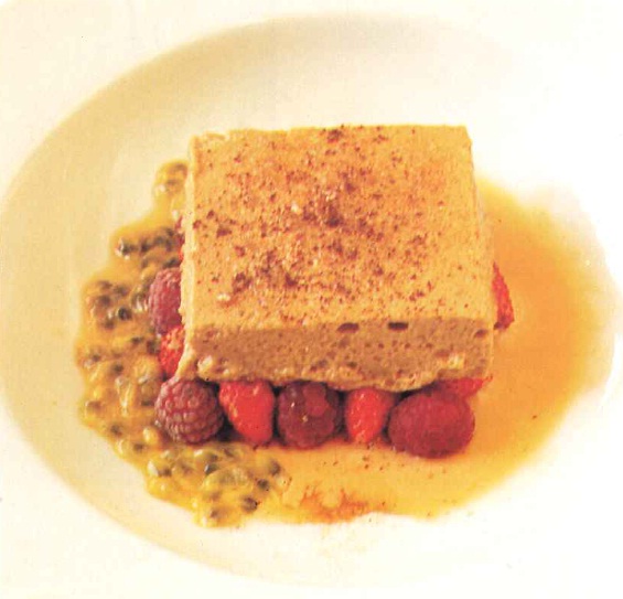 Suave y tibio de café con frutos rojos, maracuyá y toffee