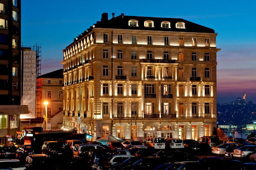 Degusta el auténtico café turco en el Pera Palace Cafe de Estambul