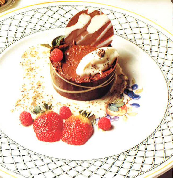 Postre de chocolate con crema de queso fresco y café