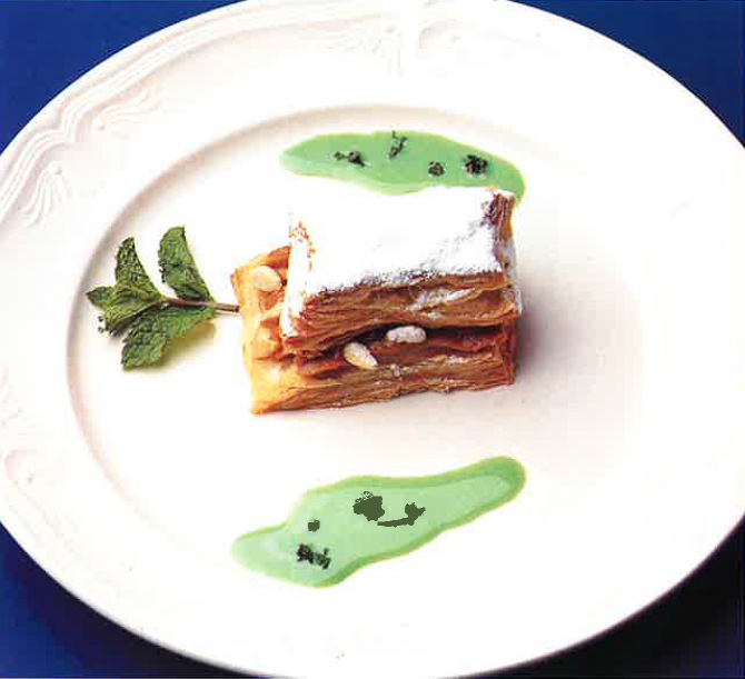 Milhojas caliente relleno de crema de café y pasas sobre salsa de menta