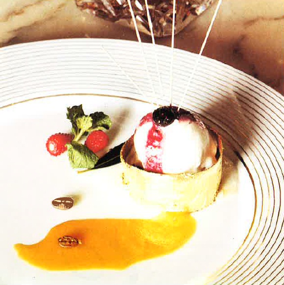 Crema helada de café blanco en cajita de pan de oro y praliné