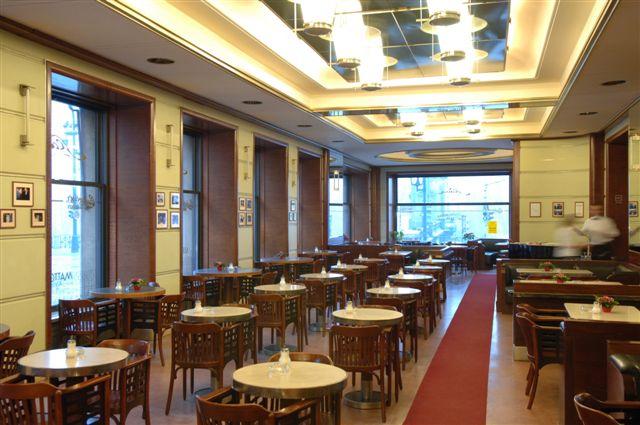 Café Slavia (Praga), leyenda entre los cafés europeos y lugar de encuentro de artistas intelectuales