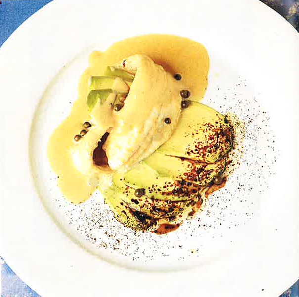 Sabayón de lenguados en infusión de café y pimienta sobre lecho de aguacate