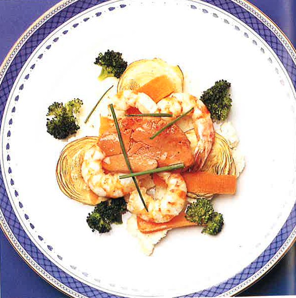 Ensalada de verduras de invierno con langostinos, foie y vinagreta de café