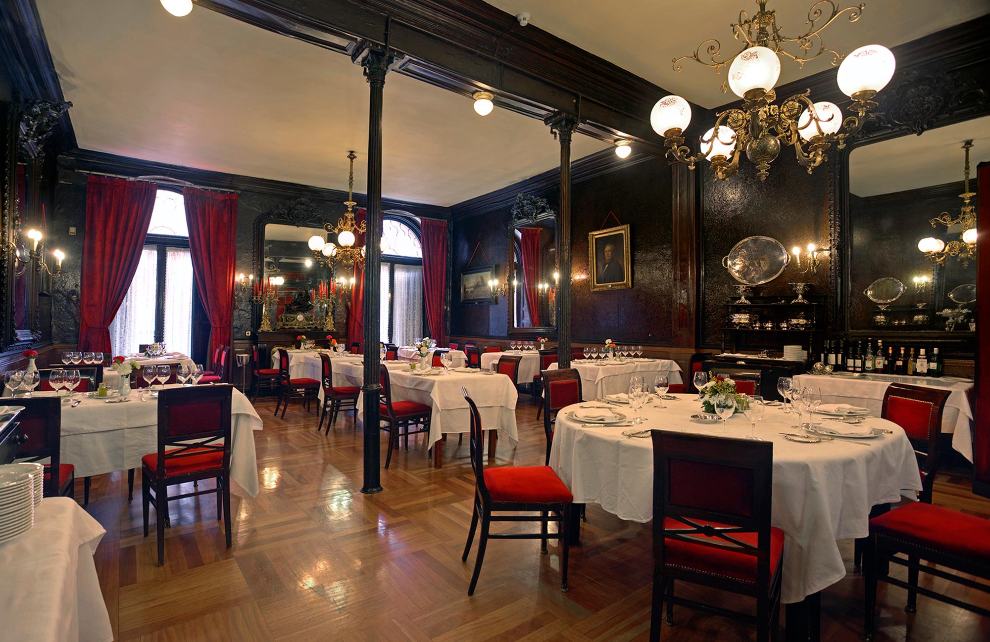 Café Lhardy, uno de los más antiguos de Madrid con 175 años de historia