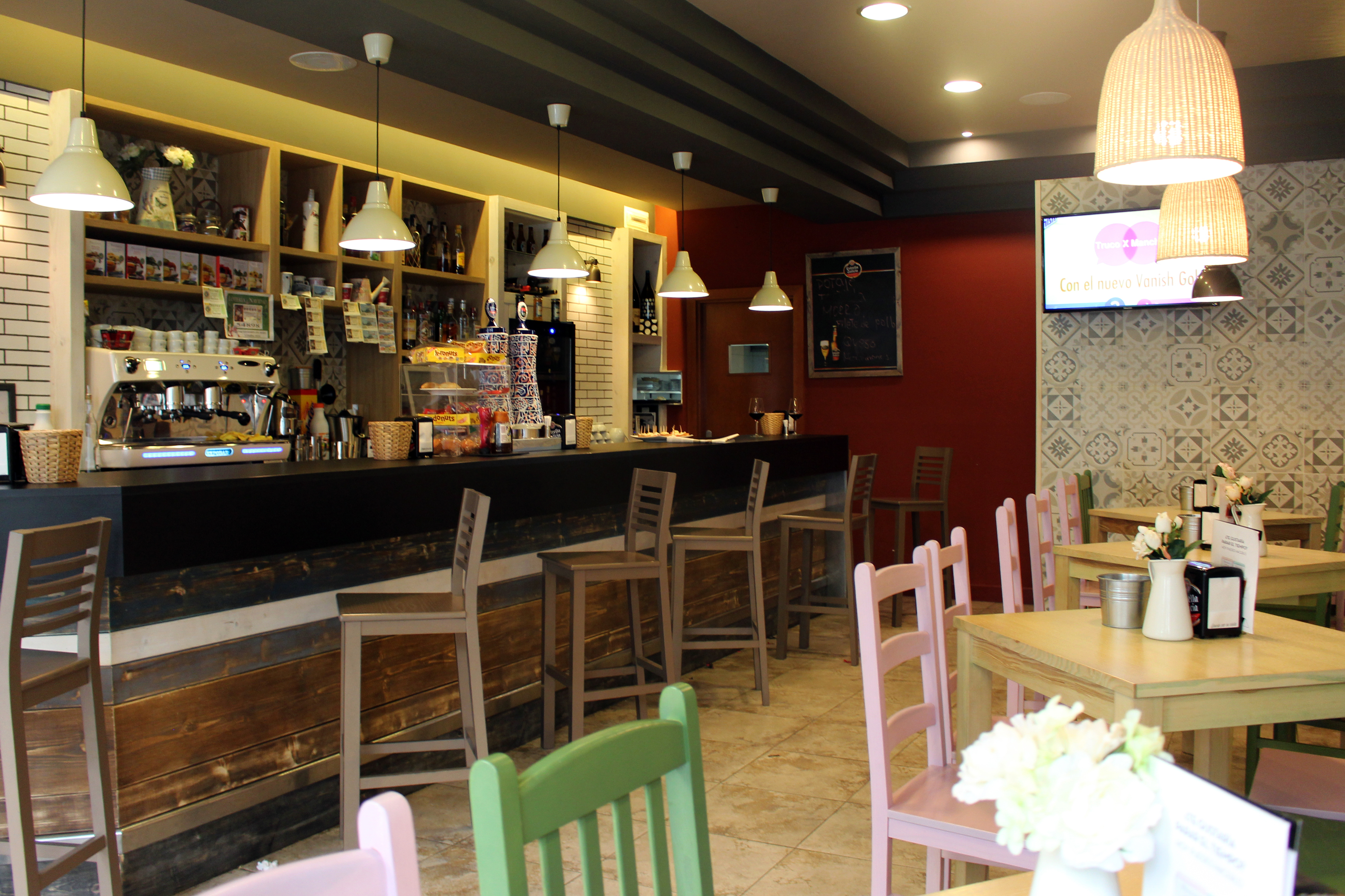 Saborea un Espresso Perfecto BOU e infusiones premium en la cafetería Alborada Vintage