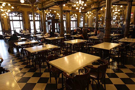 Café Iruña, espacio de referencia para los pamploneses y testigo privilegiado del paso de los años.