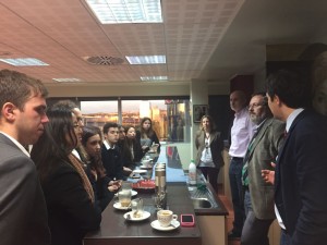 Los estudiantes degustando BOU café